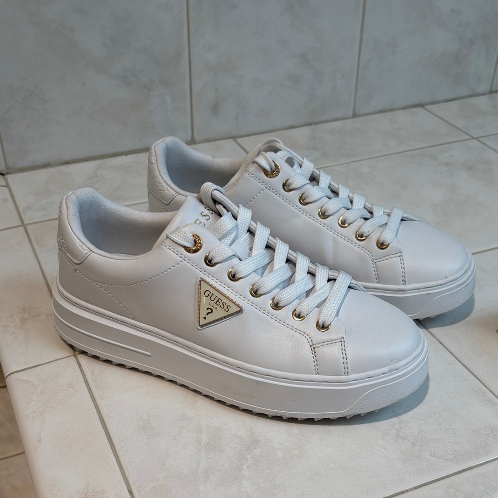 Guess Denesa Tread Bottom Women’s Fashion Sneakers with Gold Trimmed Logo.Size 8